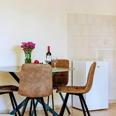 Follow The Sun Appart hôtel Polis