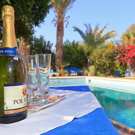 アパートホテル Follow The Sun Polis