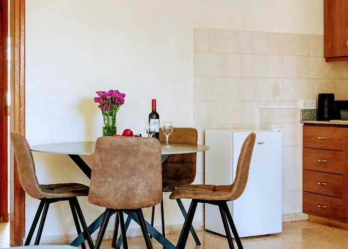 Follow The Sun Apartahotel Polis