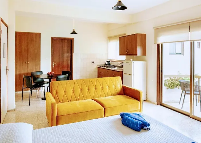 Follow The Sun Apartahotel Polis