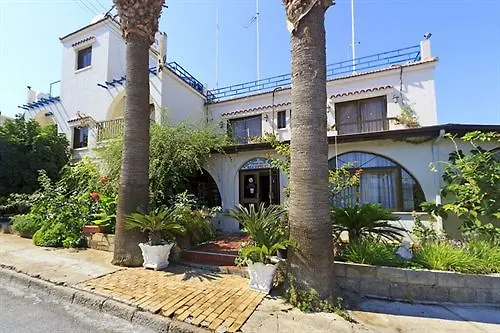 Follow The Sun 3* Polis